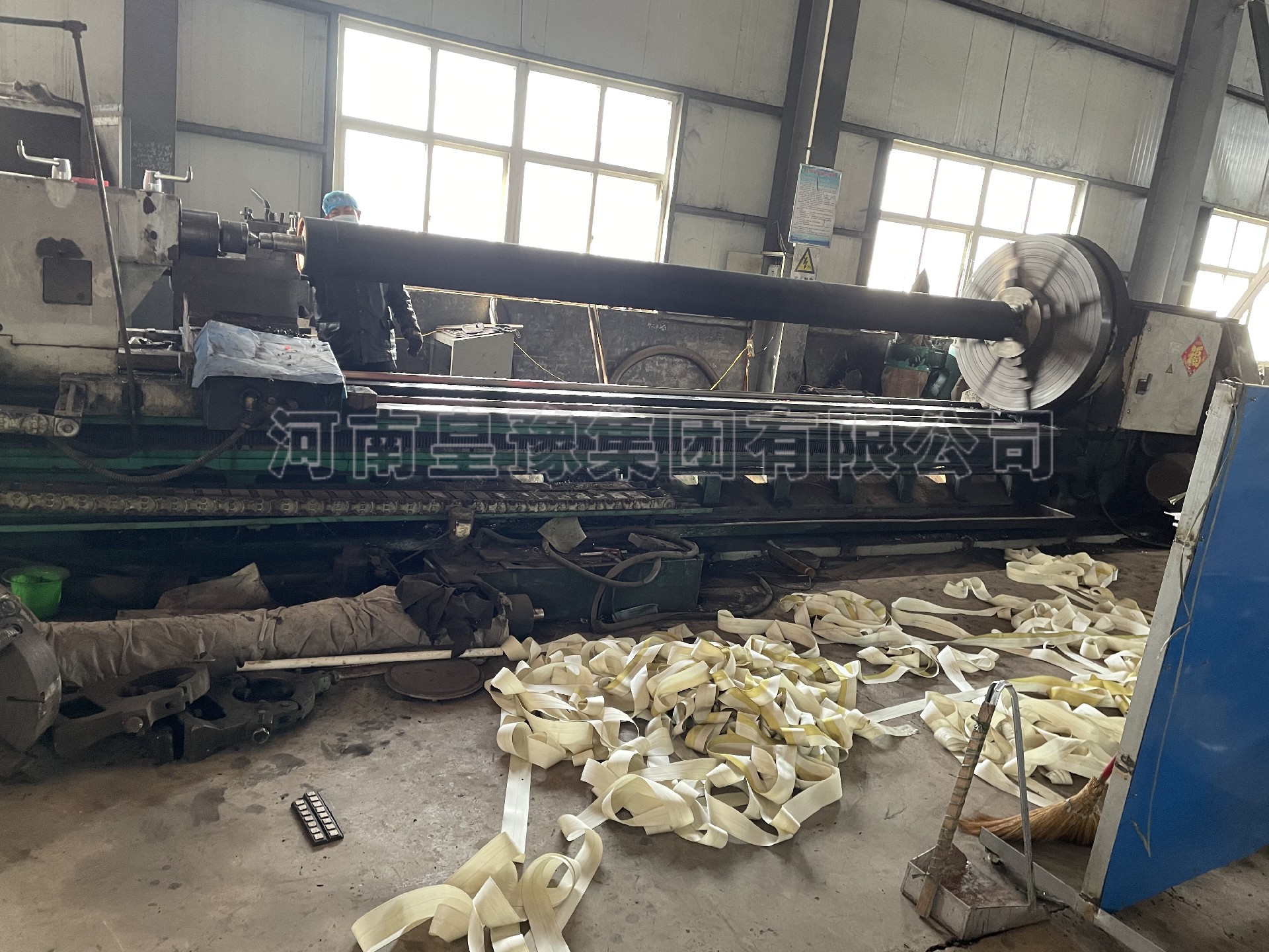 直径280长度4.7米的滚筒包胶，在河南皇豫集团辊业有限公司包胶已完毕。车床加工正在进行中！.JPG